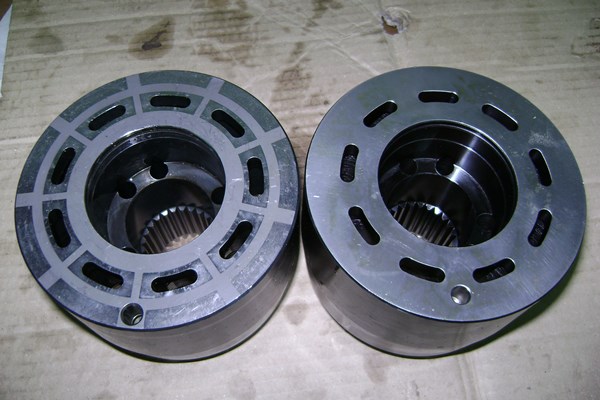 Aftermarket and original cylinder blocks for the Sauer Danfoss series 20 pump side by side