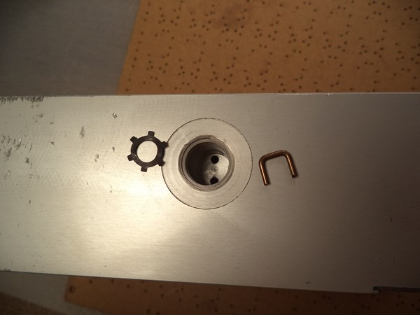 This u-shaped bronze pin prevent the piston from rotating