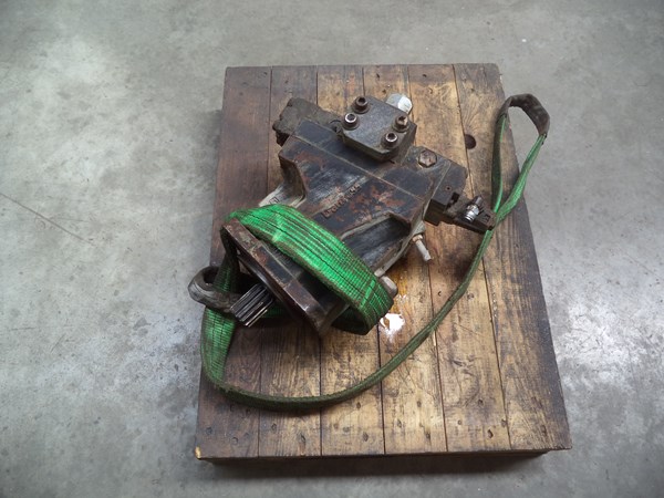 Danfoss H1B160 bent-axis motor with a hydraulic proportional displacement control