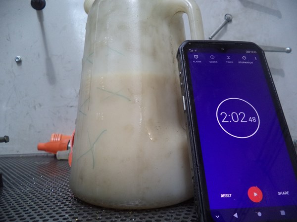 Then it raised to about 2.1 liters after another minute at 40 bar