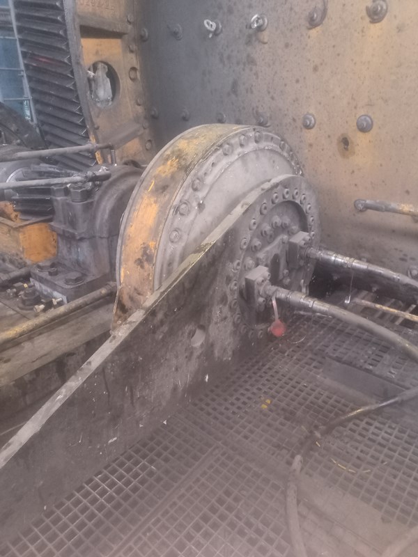 Hagglunds Viking radial-piston hydraulic motor turning a ball mill