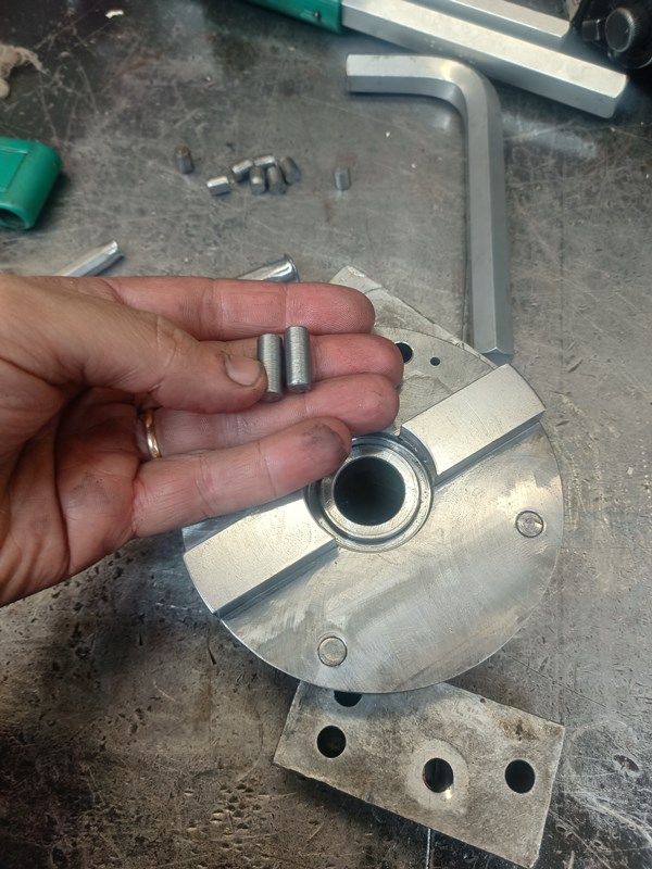 I made 4 new pins from 8.8 bolts, and press-fit them in the holes