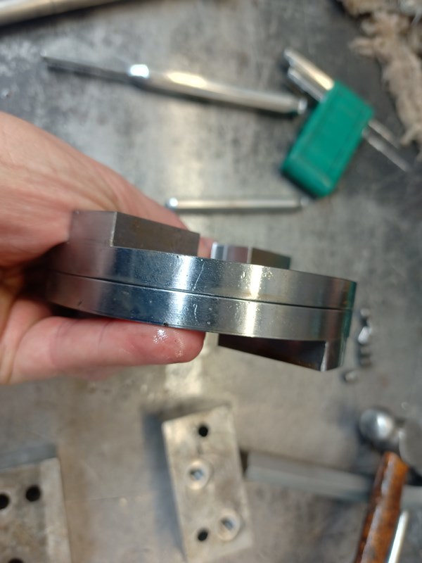 The safety coupling with the halves in the correct position