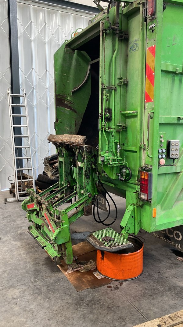 Two double-acting cylinders connected in parallel, moving the arms of a rear loader of a garbage truck