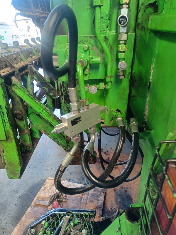 We connected the cylinders directly to the directional valve via a double over-center valve