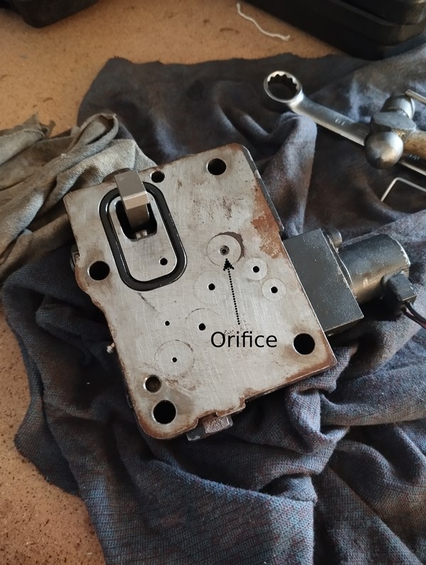 There's an orifice in the servo-piston line