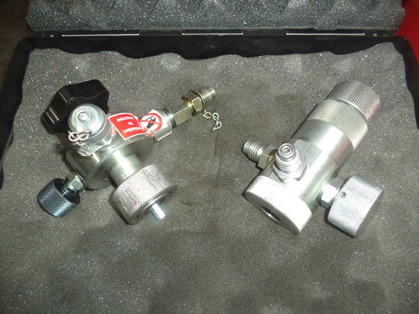 Standard nitrogen charging tools for hydro-pneumatic accumulators