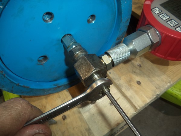 You have to work both the seal nut and the set screw if you don't want to loose a lot of gas
