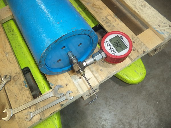 The fitting is absolutely tight now and I can safely measure the Nitrogen pressure