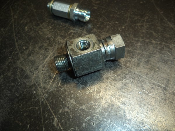 This is a standard male-female 1/4 BSP T fitting for reading pressure