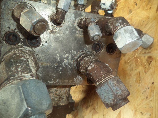 The A6VM motor came out much cleaner than it was before the electrolytic bath