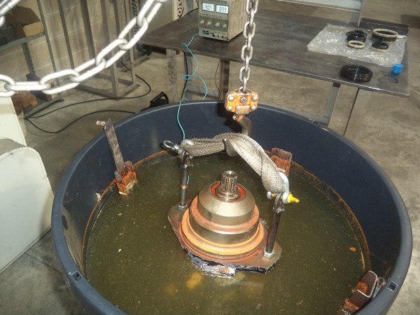 The track motor in the electrolytic bath