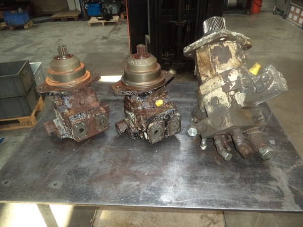 The three rusted clients for the electrolytic treatment