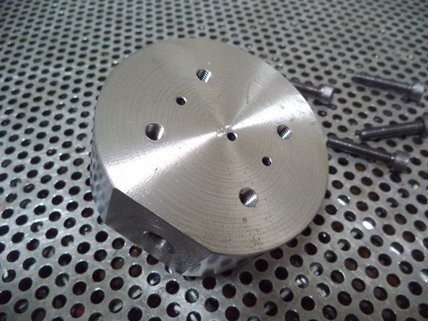 The manifold I made from a piece of cylinder rod to test A10VO DFR controls