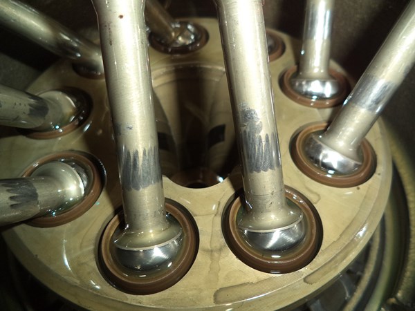 Danfoss H1B160 hydraulic motor - marks on the piston rods
