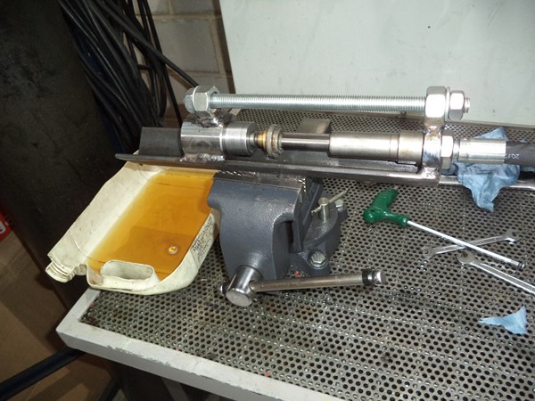 The apparatus I devised to measure leakage of a servo-cylinder