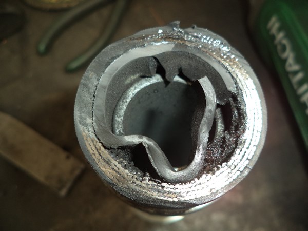 The inner rubber tube got dislocated and cut after crimping