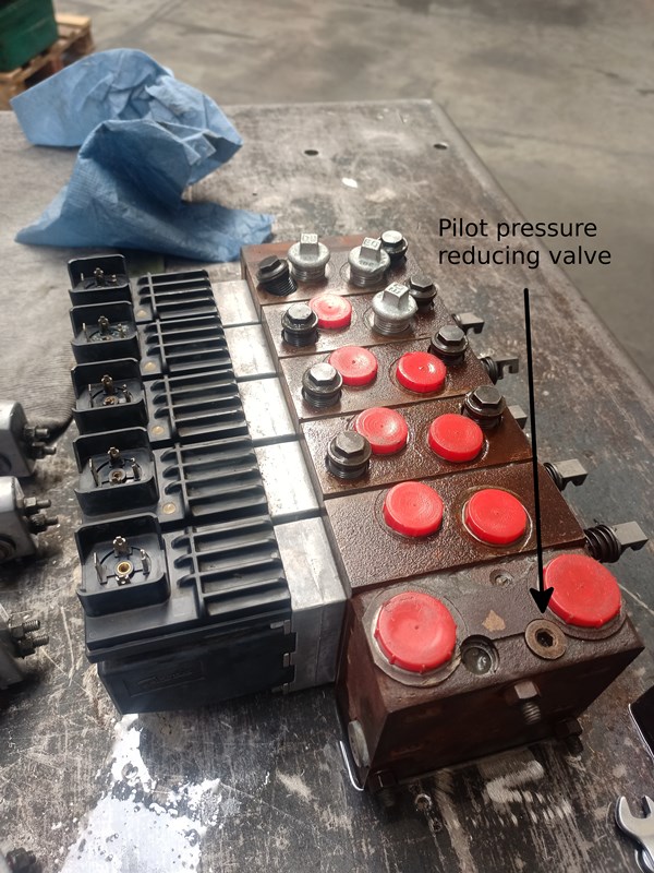 This Danfoss PVG32 will work...