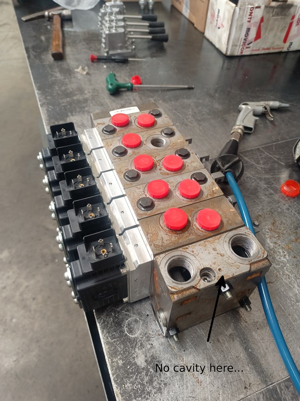 This Danfoss PVG32 will not work - the pump module is incorrect for the PVE actuators