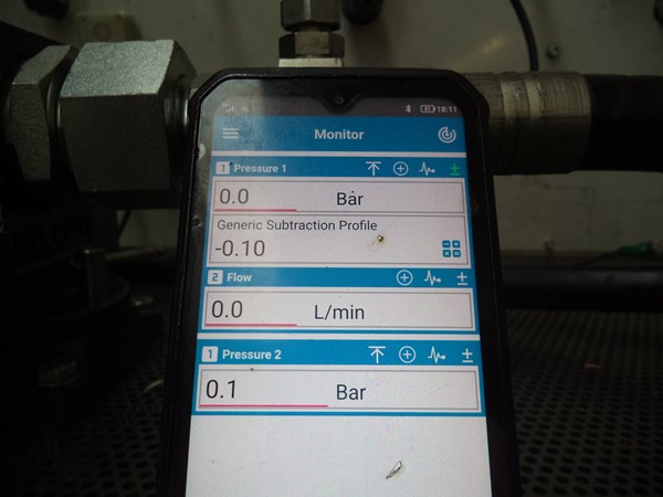 The app showing the pressure and flow readings and the delta-P