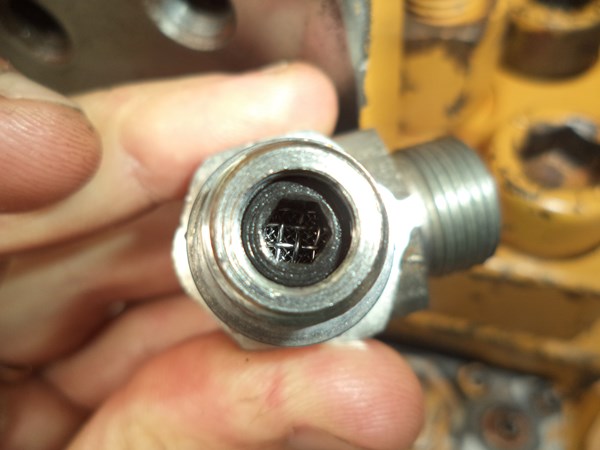 Wire mesh filter inside a hydraulic fitting