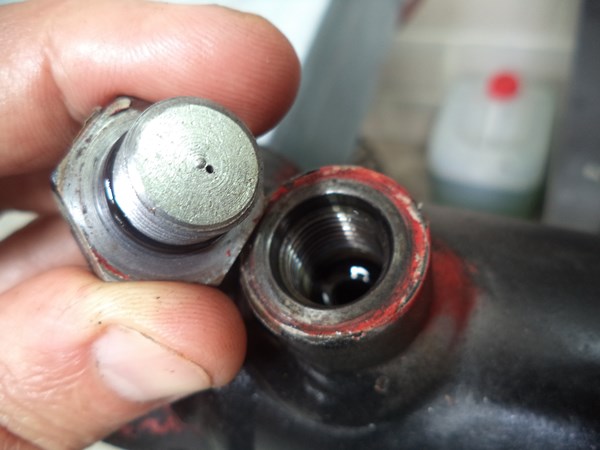 Hydraulic fitting with an incorporated orifice