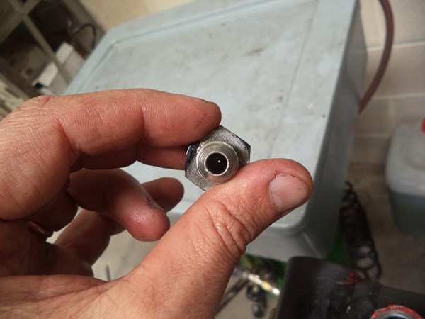 Hydraulic fitting with an incorporated orifice