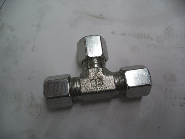 This shuttle valve looks like a normal metric T-junction fitting