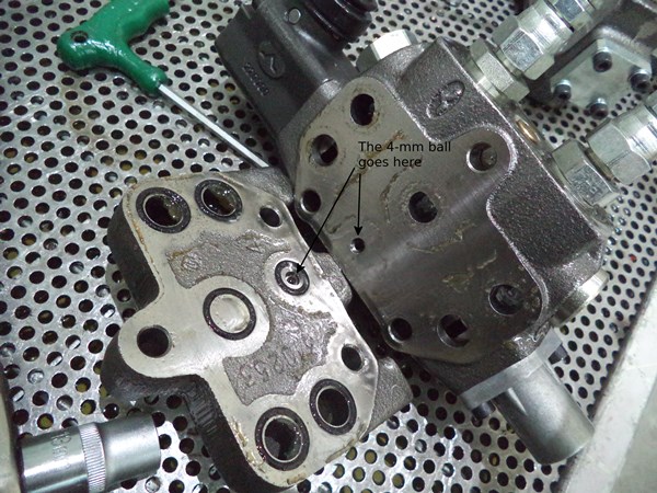 Walvoil DLS7 shuttle valve ball placement