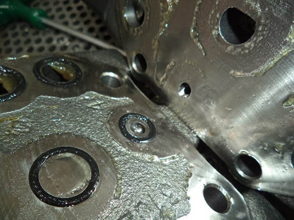 Walvoil DLS7 shuttle valve ball placement