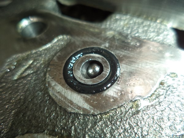 Walvoil DLS7 shuttle valve ball placement