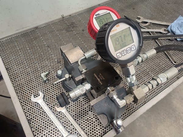 Testing the SUN PPDB8DN reducing valve, piloted by a RBAEKWN direct-acting relief valve - there's no pressure reducing function, the valve is stuck open