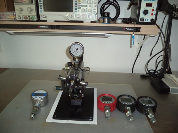 Test setup - the Pressure Maker II and the reference gauges