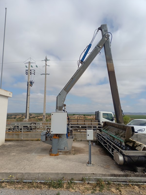 Automatic hydraulic rake for cleaning water channel trash racks