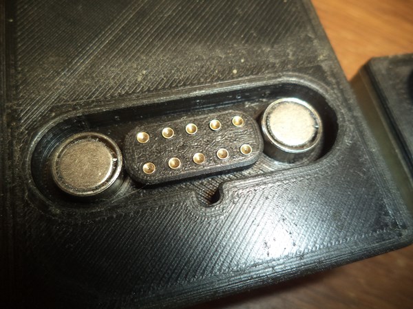 Custom-built magnetic connector